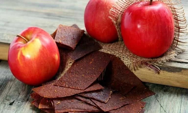 لواشک انارو سیب کشیده با بافتی لطیف و شفاف با  ترکیبی متعادل و دلنشین